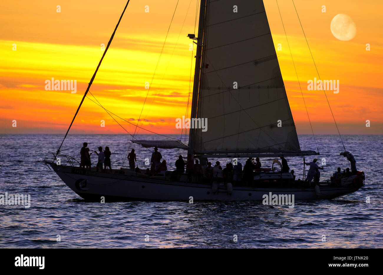 Segelboot sunset Party ist eine Gruppe von Menschen, die eine gute Zeit-Meer bei Sonnenuntergang segeln. Stockfoto