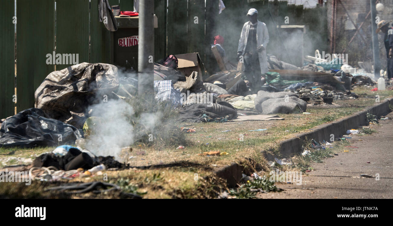 Einheimische Sortieren durch Müll, illegal neben der Straße in Johannesburg deponiert worden Stockfoto