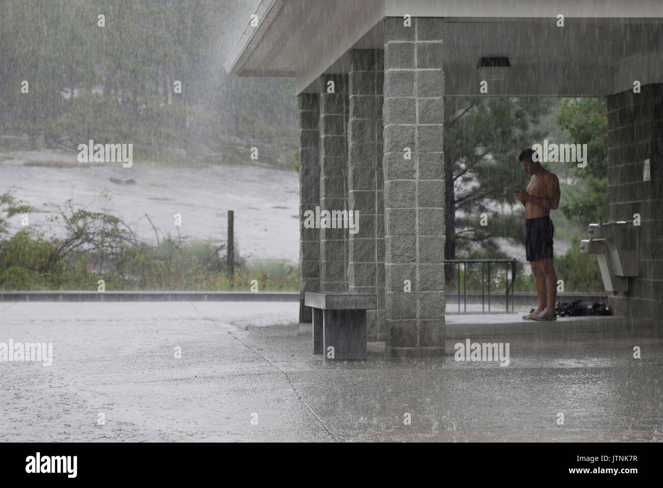 Runner verfangen in Regen, Stone Mountain, Georgia Stockfoto