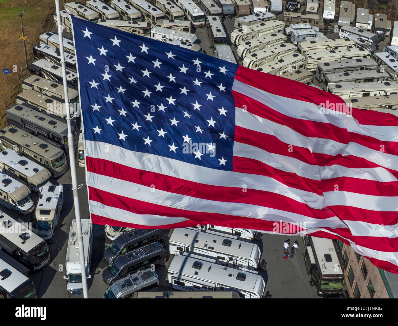 Recreational Vehicle Dealers, amerikanische Flagge, Woodstock, Georgia. Von einer drohne fotografiert. Stockfoto