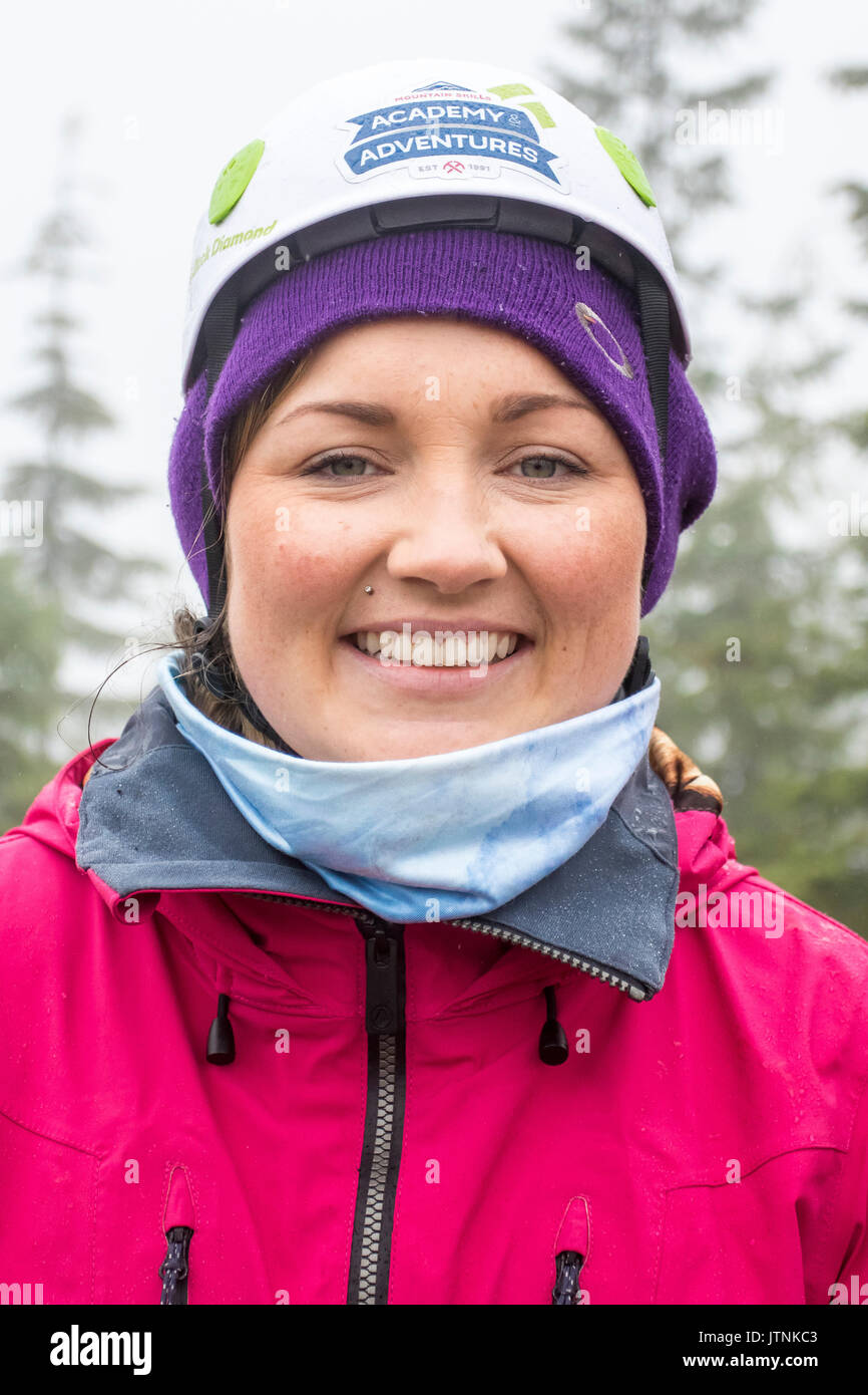 Porträt einer Frau, die Genossen der Klettersteig an regnerischen Herbst Tag in Squamish, British Columbia. Stockfoto