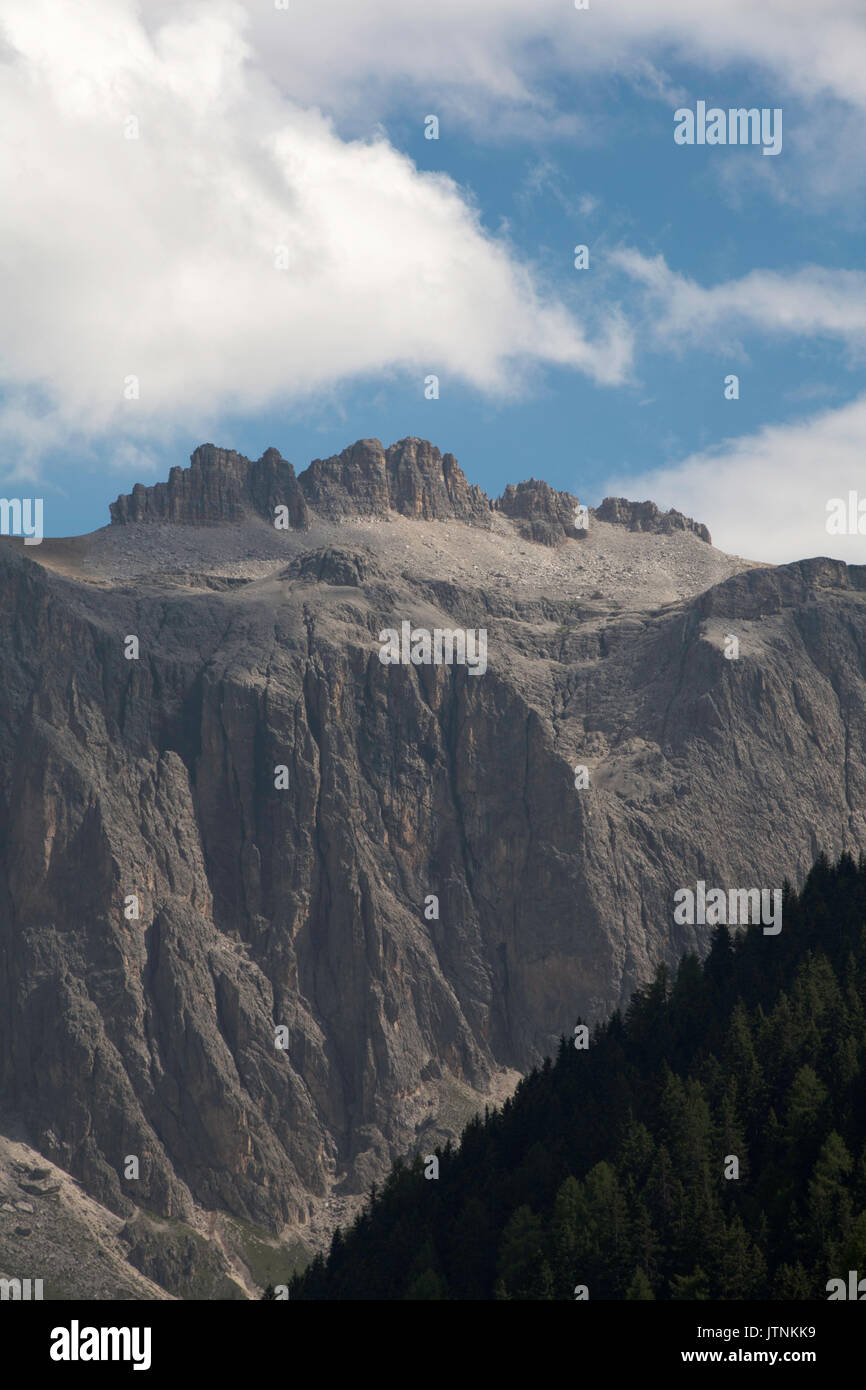 Ein Blick auf einen Bereich der Sella Gruppe Sellagruppe von Selva oder Wolkenstein in Gröden oder Grodental Dolomiten Südtirol Italien Stockfoto