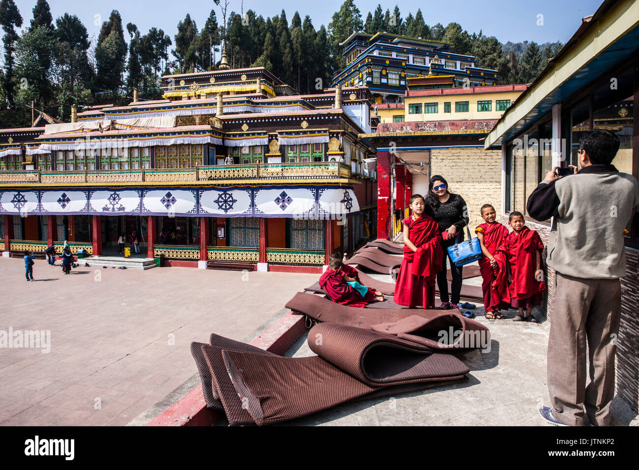 Besucher Aufnehmen von Fotos mit Rumtek Mönche. Kloster Rumtek, auch genannt das dharmachakra Center, gegründet von Wangchuk Dorje, 9 Karmapa Lama ist ein Gompa im indischen Bundesstaat Sikkim in der Nähe der Hauptstadt Gangtok entfernt. Indien. Stockfoto