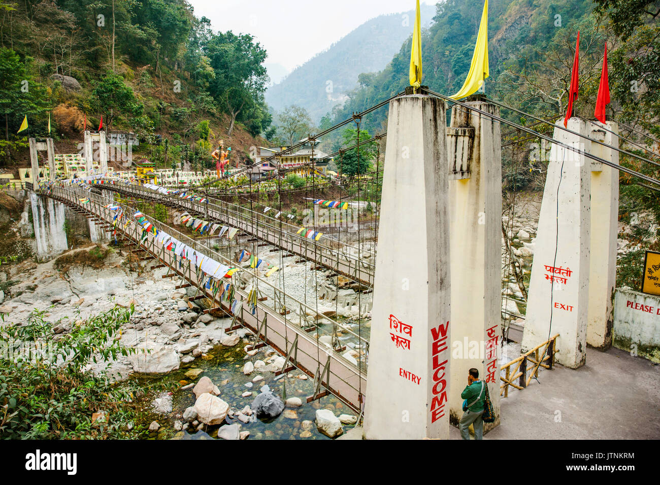Kirateshwar Mahadev Tempel am Legship, West Sikkim, Indien ist auch lokal als Shiv Mandir bekannt. Sie liegt an den Ufern des wunderschönen Flusses Rangit. Ein Fuß Suspension Bridge nimmt die Devotees zu seiner attraktiven Lage. Menschen aus dem ganzen Land besuchen Sie diesen heiligen Ort der Eminenz. Nach populären Glauben, Wer betet wird hier Tugenden von zwei Leben verdienen. Stockfoto