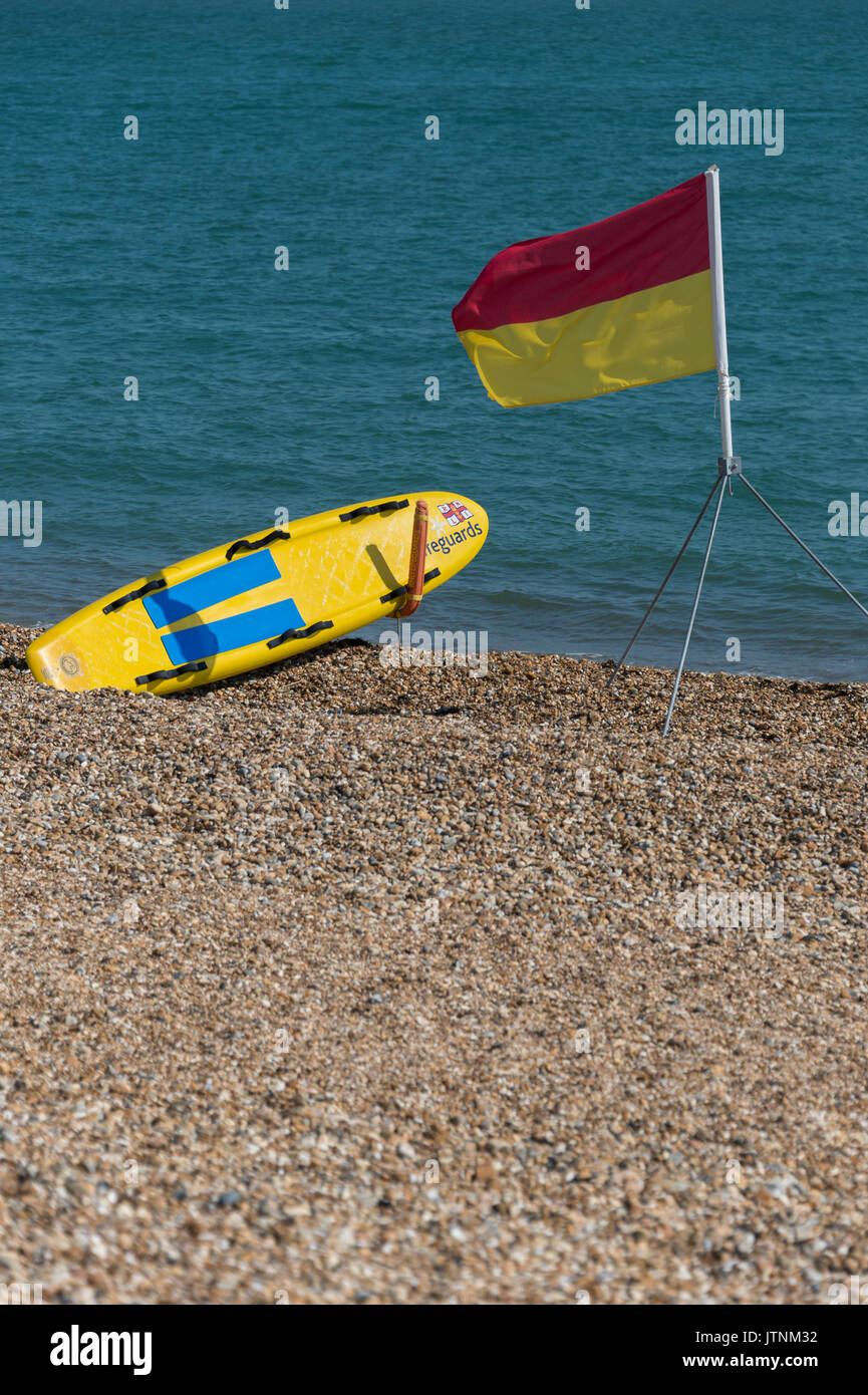 Southsea Strand mit roten und gelben sicheres Baden zone Flagge mit Rettungsschwimmern rescue Board. Stockfoto