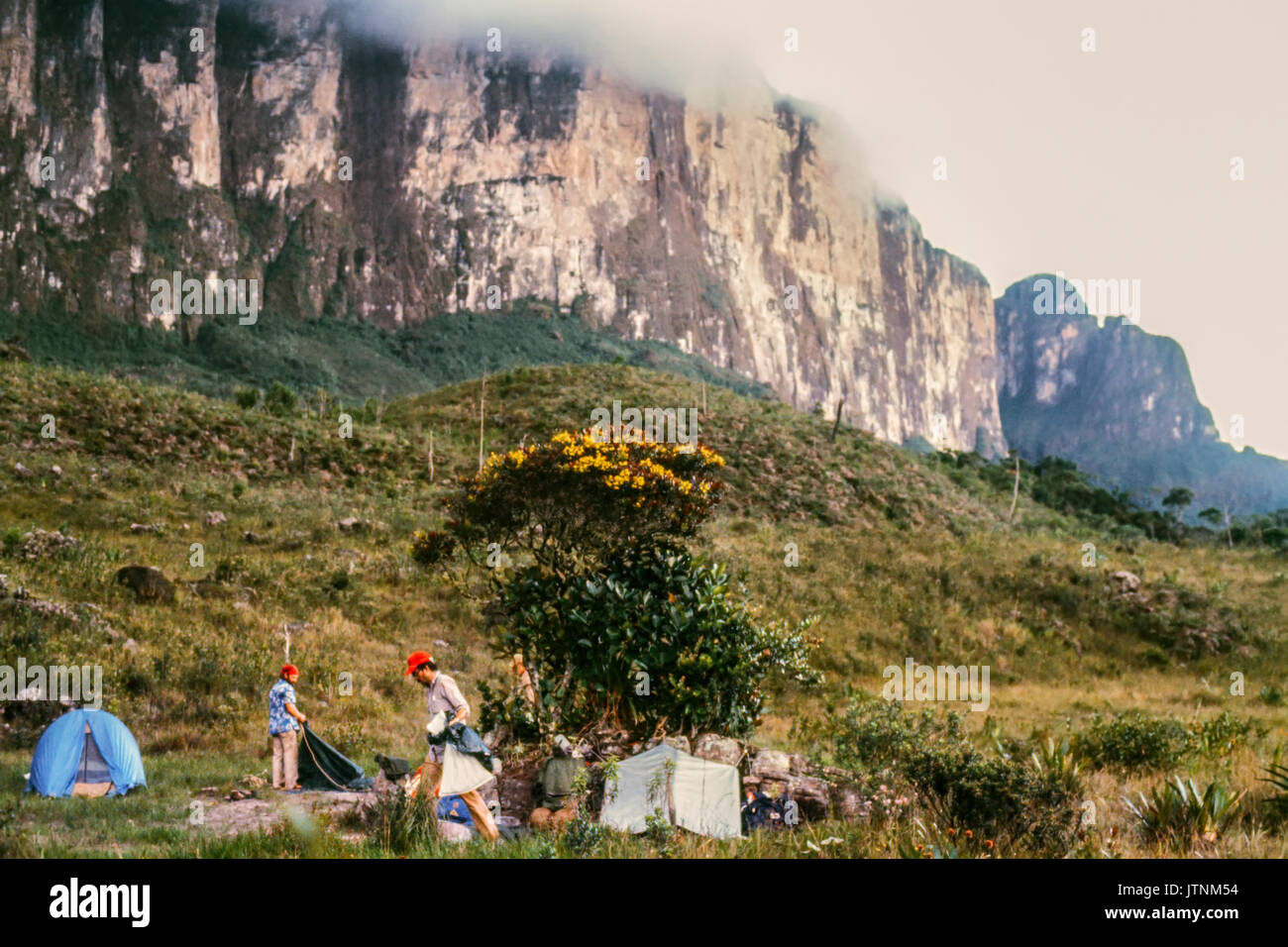 Das Camp unter dem die schiere Seite Klippen von Mt. Roriama. Die Tischplatte (oder Tepuis, oder Tepuy ist eine Tabelle - Top Mountain oder Mesa im Hochland von Guayana Südamerika gefunden, vor allem in Venezuela und Westliches Guyana.) Bergen des Pakaraimas einige der ältesten geologischen Formationen auf der Erde, zurückgehend auf mehr als zwei Milliarden Jahren angesehen werden. Das Ergebnis ist die atemberaubende Landschaft des Mount Rariama. Stockfoto