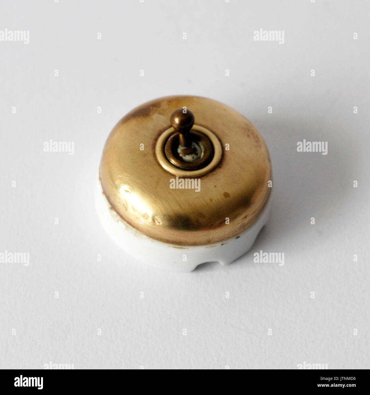 Vintage Schalter für Strom aus Messing und Porzellan Stockfoto