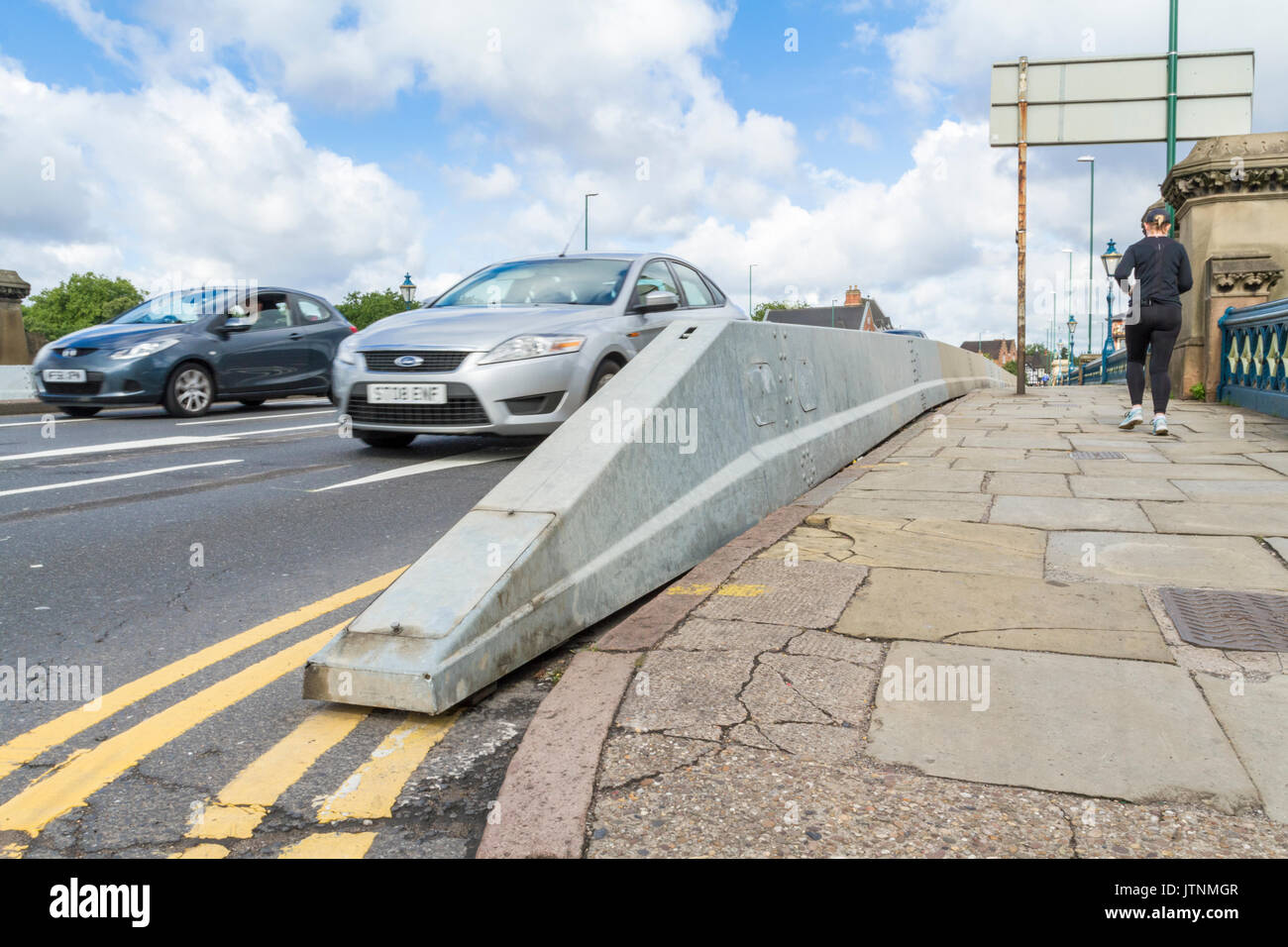 Anti-terror-Barriere. Anti-terroristischen Sicherheit Sperren auf Trent Bridge, Nottingham, England, Großbritannien Stockfoto