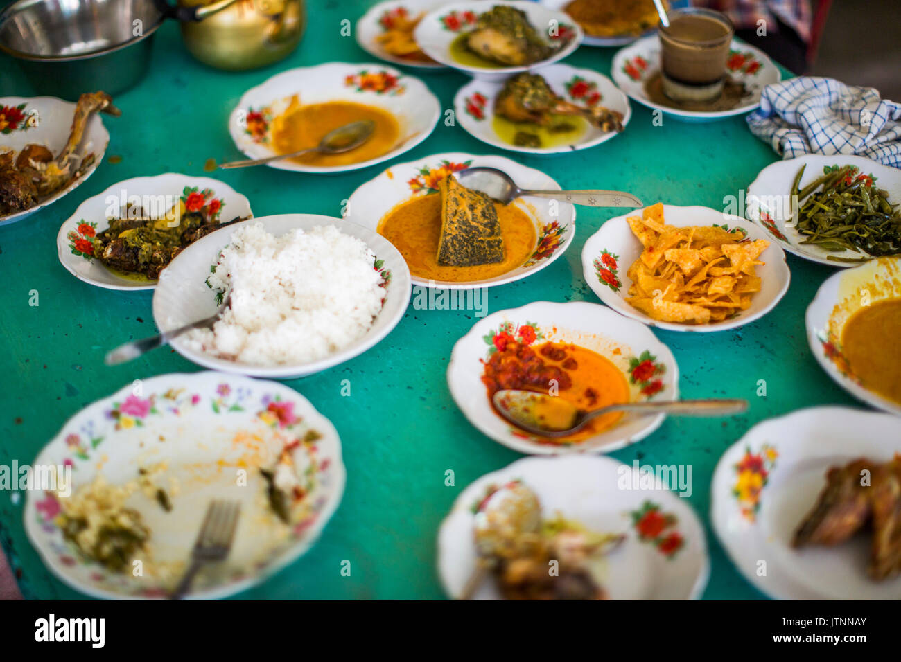 Traditionelles Essen, Padang, in einem Restaurant in Kerinci Tal, Indonesien. Stockfoto