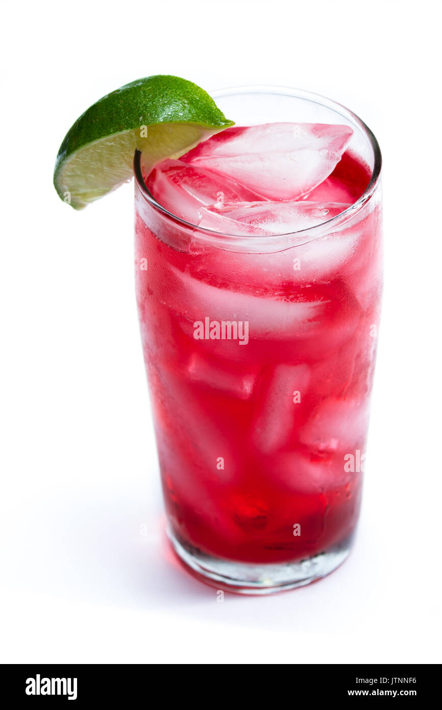 Nahaufnahme eines roten cocktail serviert auf den Felsen garniert mit einem Kalk auf weißem Hintergrund Stockfoto