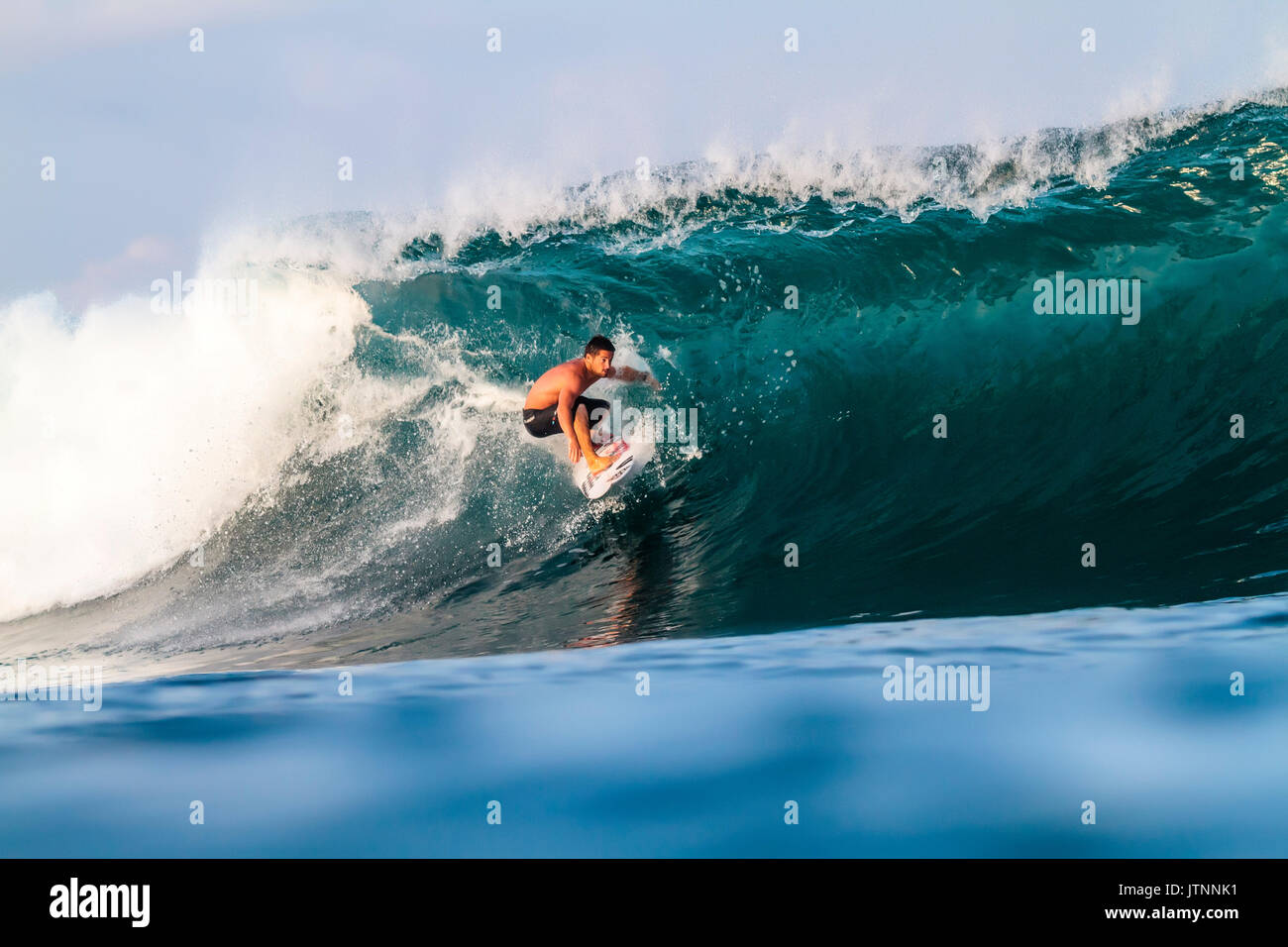 Surfer Surfen auf Wellen, Lakey Peak, zentrale Sumbawa, Indonesien Stockfoto