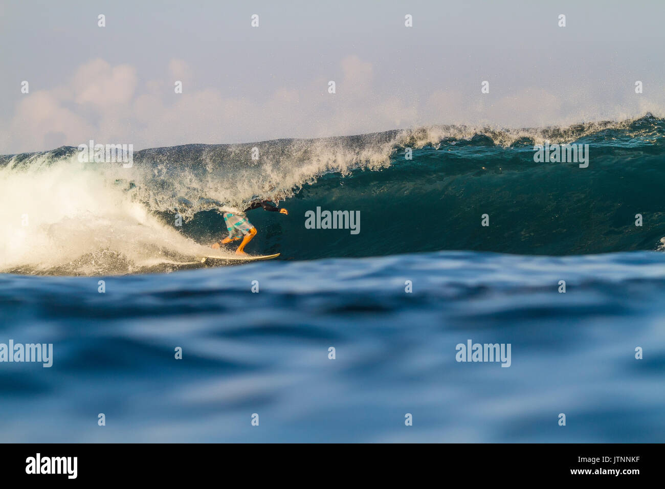 Foto von surfer Reiten wave, Lakey Peak, zentrale Sumbawa, Indonesien Stockfoto