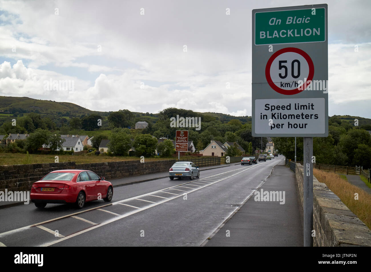 Geschwindigkeit metrische Zeichen auf der Grenze zwischen Nordirland und der Republik Irland im belcoo - blacklion in die Republik Irland suchen Stockfoto