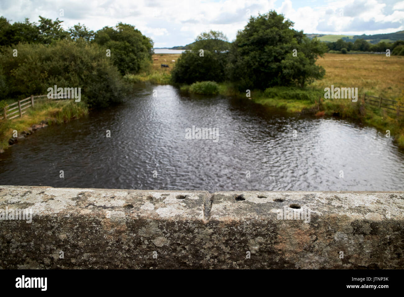 Landgrenze Marker auf Brücke Wand zwischen Nordirland und der Republik Irland im belcoo - blacklion Stockfoto