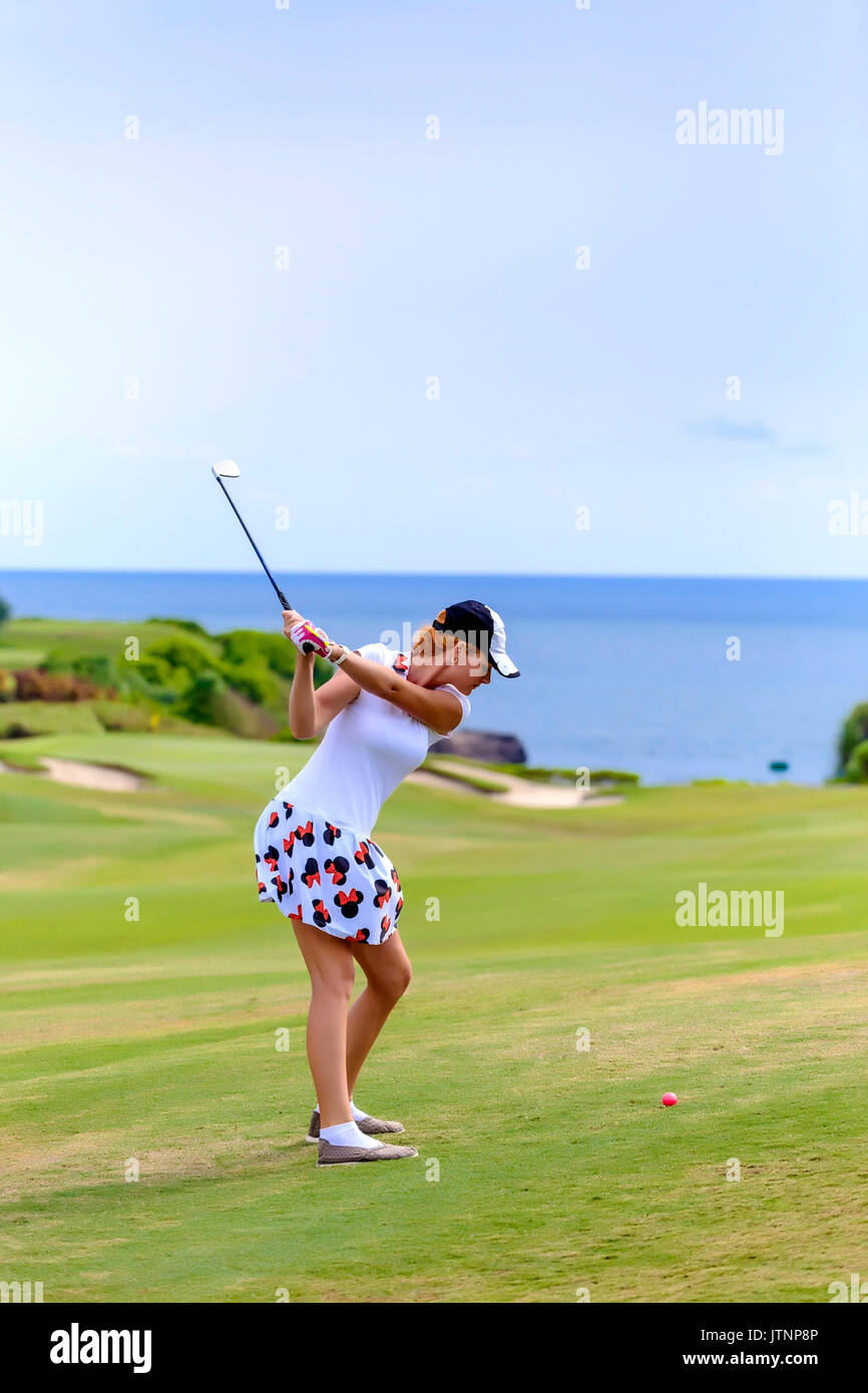 Junge Frau, Golf, Bali, Indonesien Stockfoto