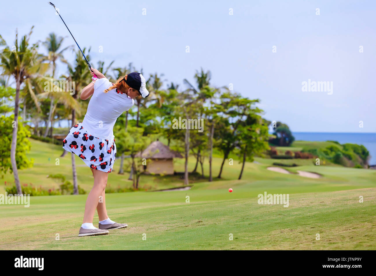 Junge Frau, Golf, Bali, Indonesien Stockfoto
