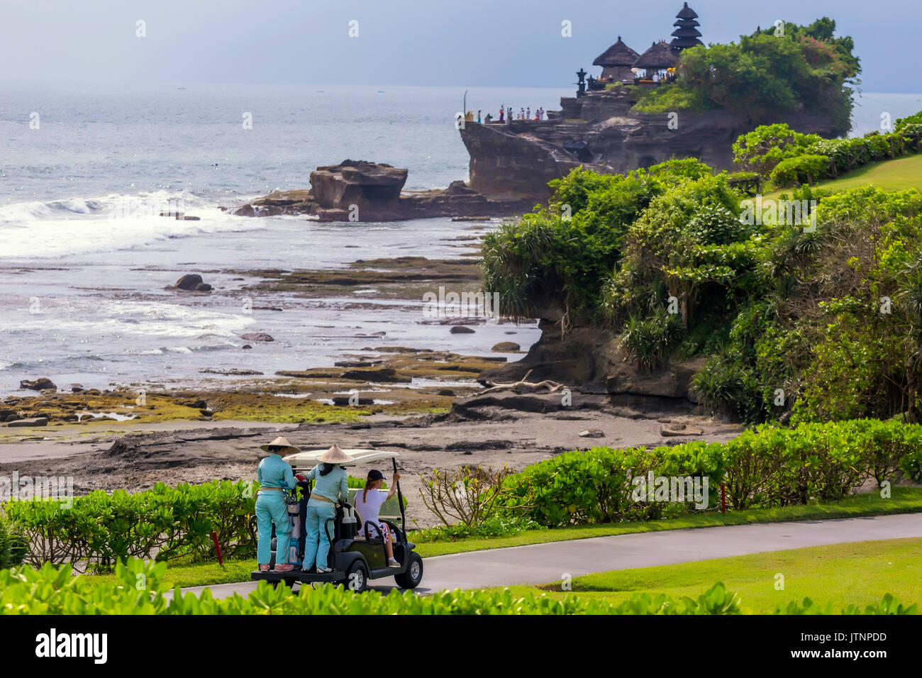 Golf Cart am Golf Felder mit Tanah Lot Tempel im Hintergrund, Bali, Indonesien Stockfoto