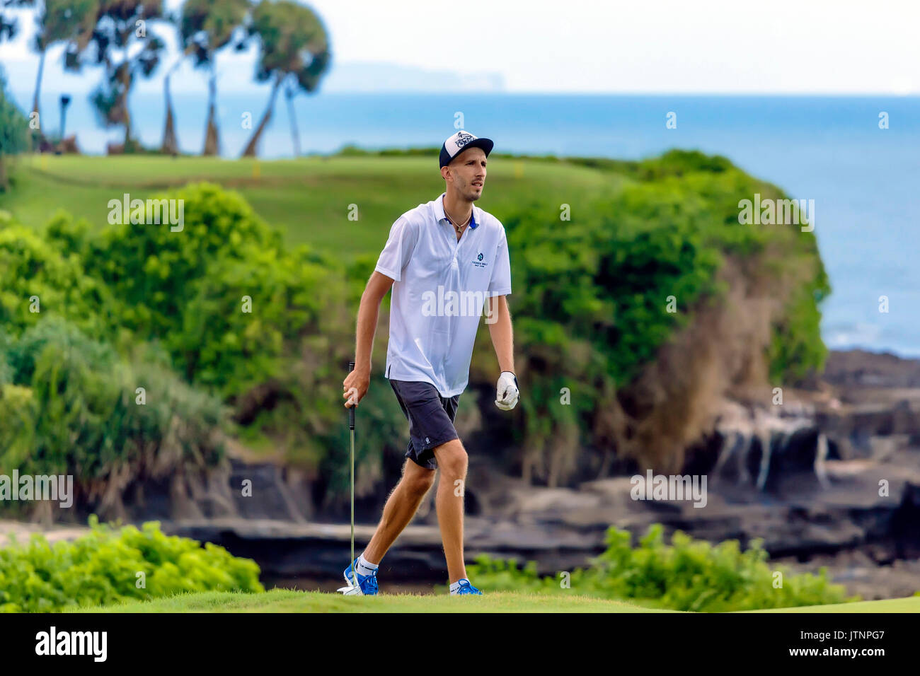 Junge Mann spielt Golf, Bali, Indonesien Stockfoto