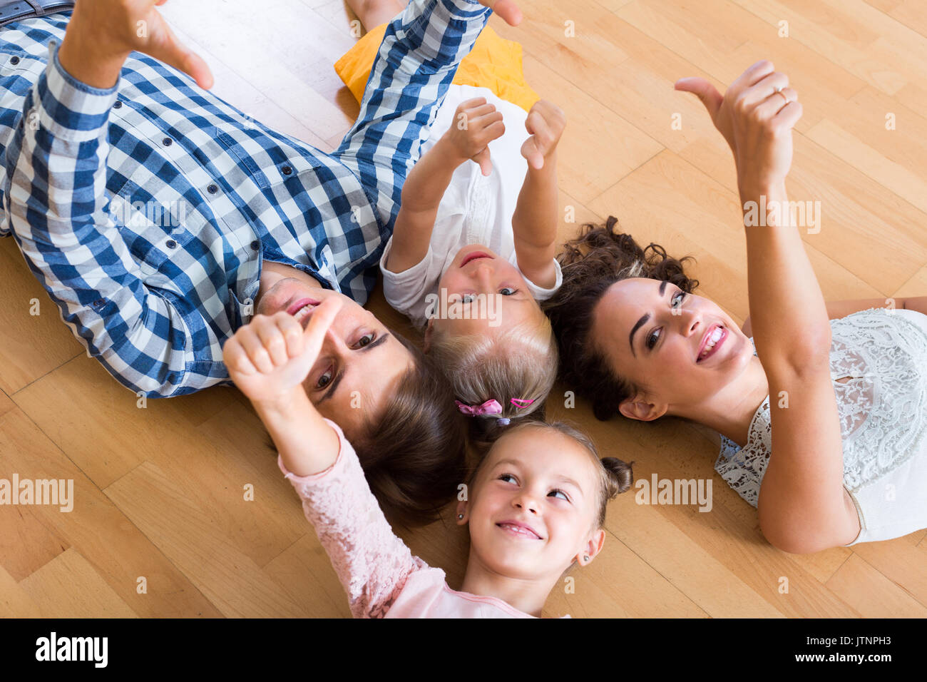 Die Werte der Familie: Portrait von glücklichen Eltern 30-35 Jahre alt mit kleinen Mädchen Stockfoto