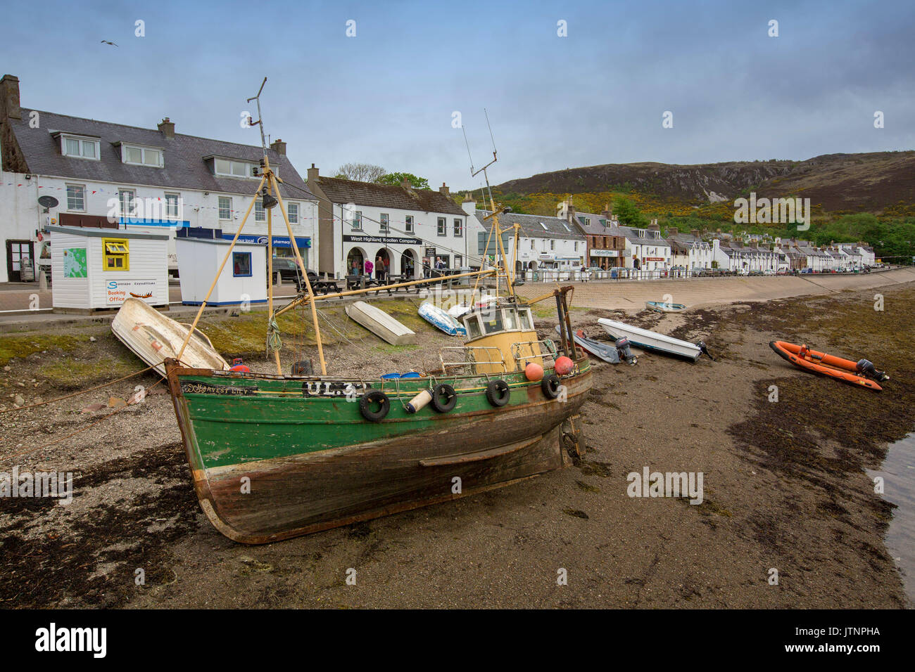 Malerische schottischen Küstenstadt Ullapool mit weiß gestrichenen Gebäude und Boote im Hafen neben Main Street Stockfoto