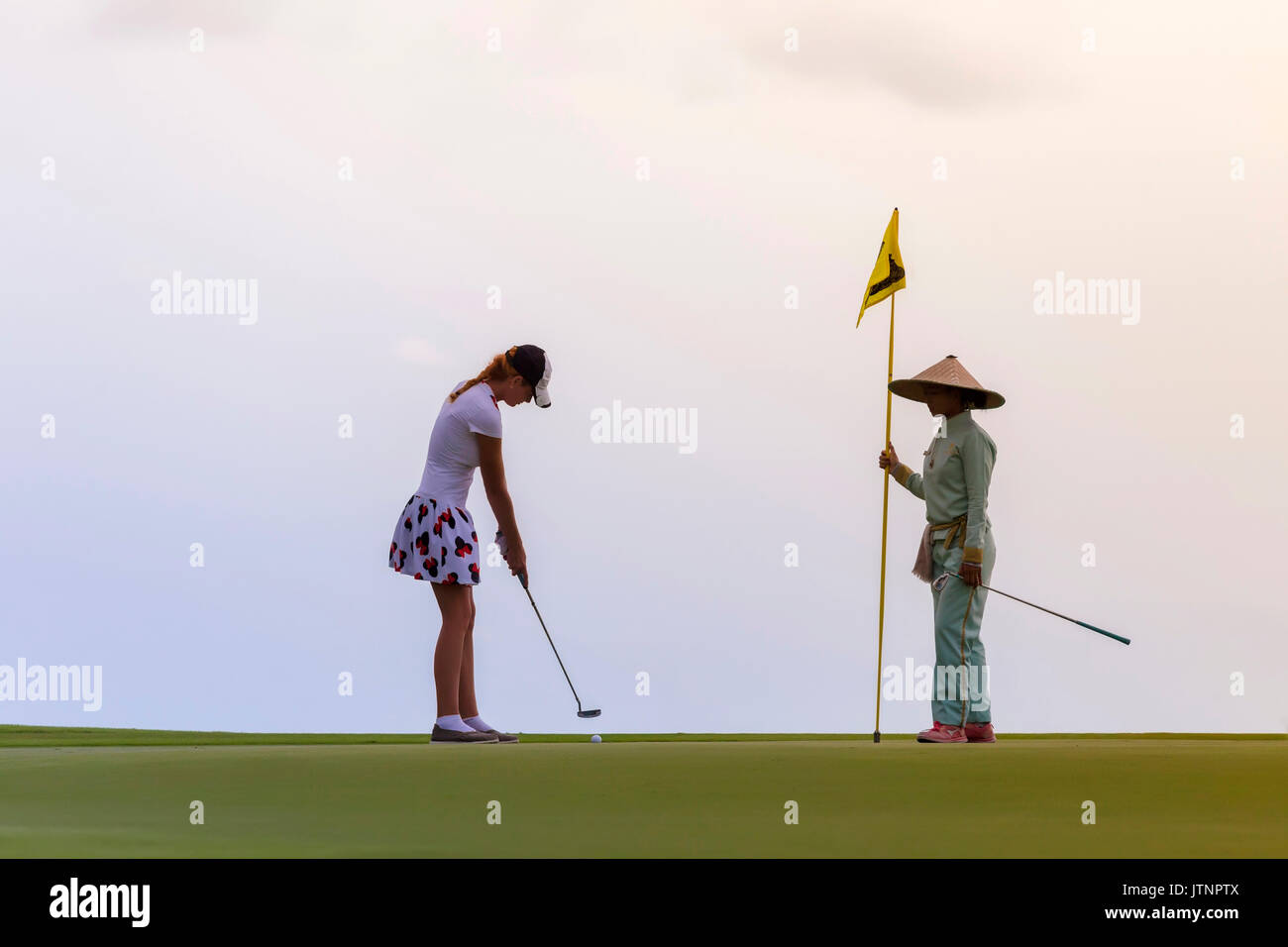 Golf Spieler und Caddy, Bali, Indonesien Stockfoto