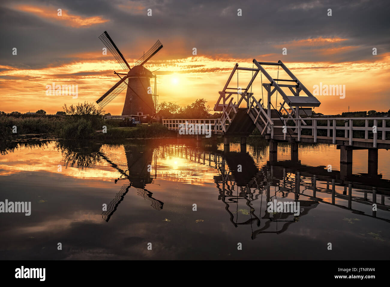 Sonnenaufgang auf dem kinderdijk Windmühle im 17. Jahrhundert gebaut, die zum Weltkulturerbe der Unesco Denkmäler in alblasserdam, süd-westlich von Rotterdam, Niederlande Stockfoto