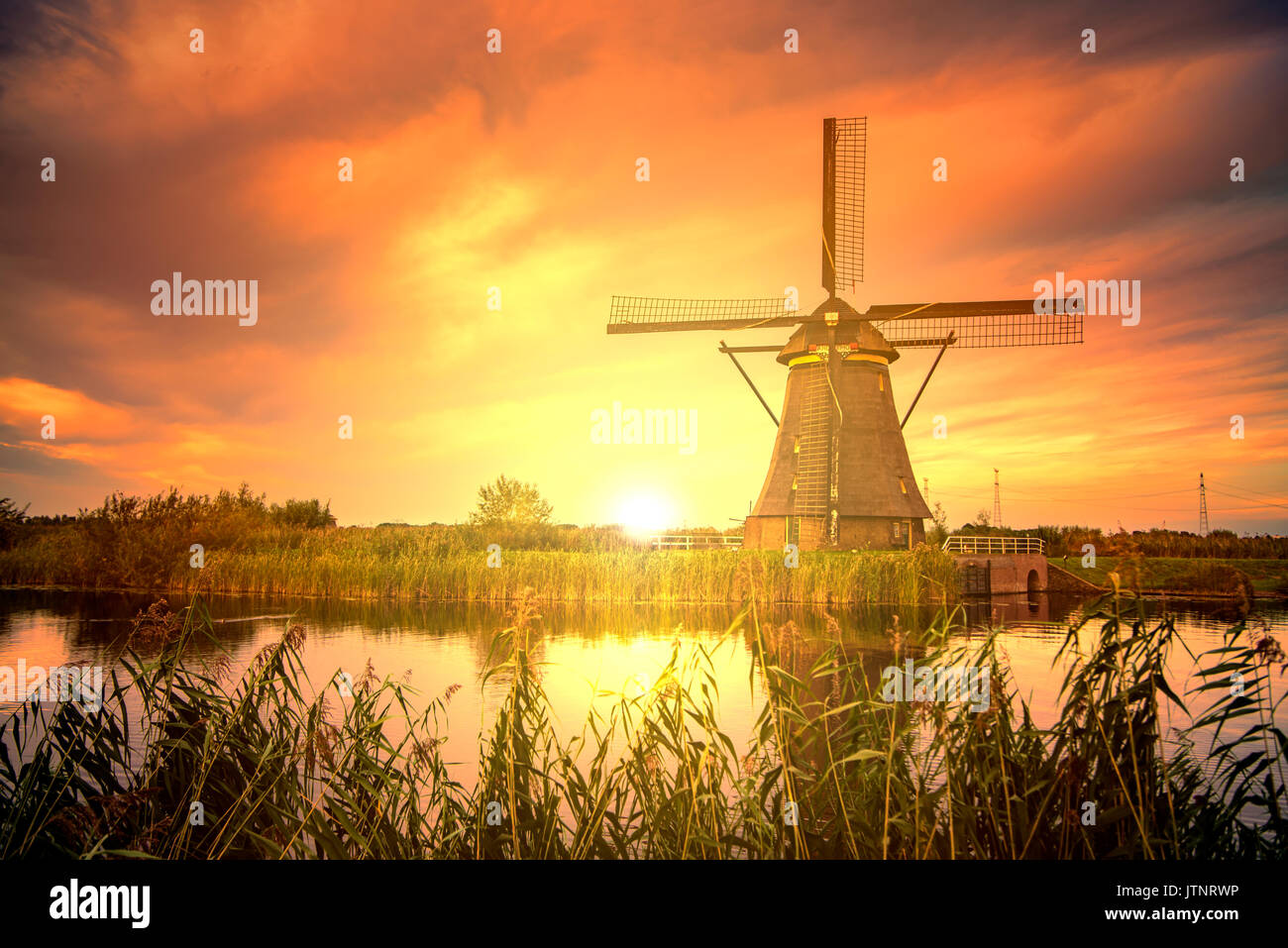 Sonnenaufgang auf dem kinderdijk Windmühle, das Unesco Welterbe Denkmäler in alblasserdam, süd-westlich von Rotterdam, Niederlande Stockfoto