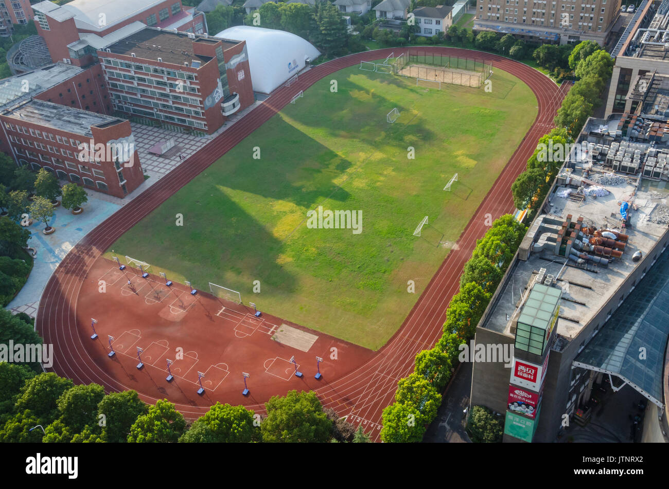 Auf der Suche Sportanlagen zu einer Schule in Pudong, Shanghai, China. Stockfoto