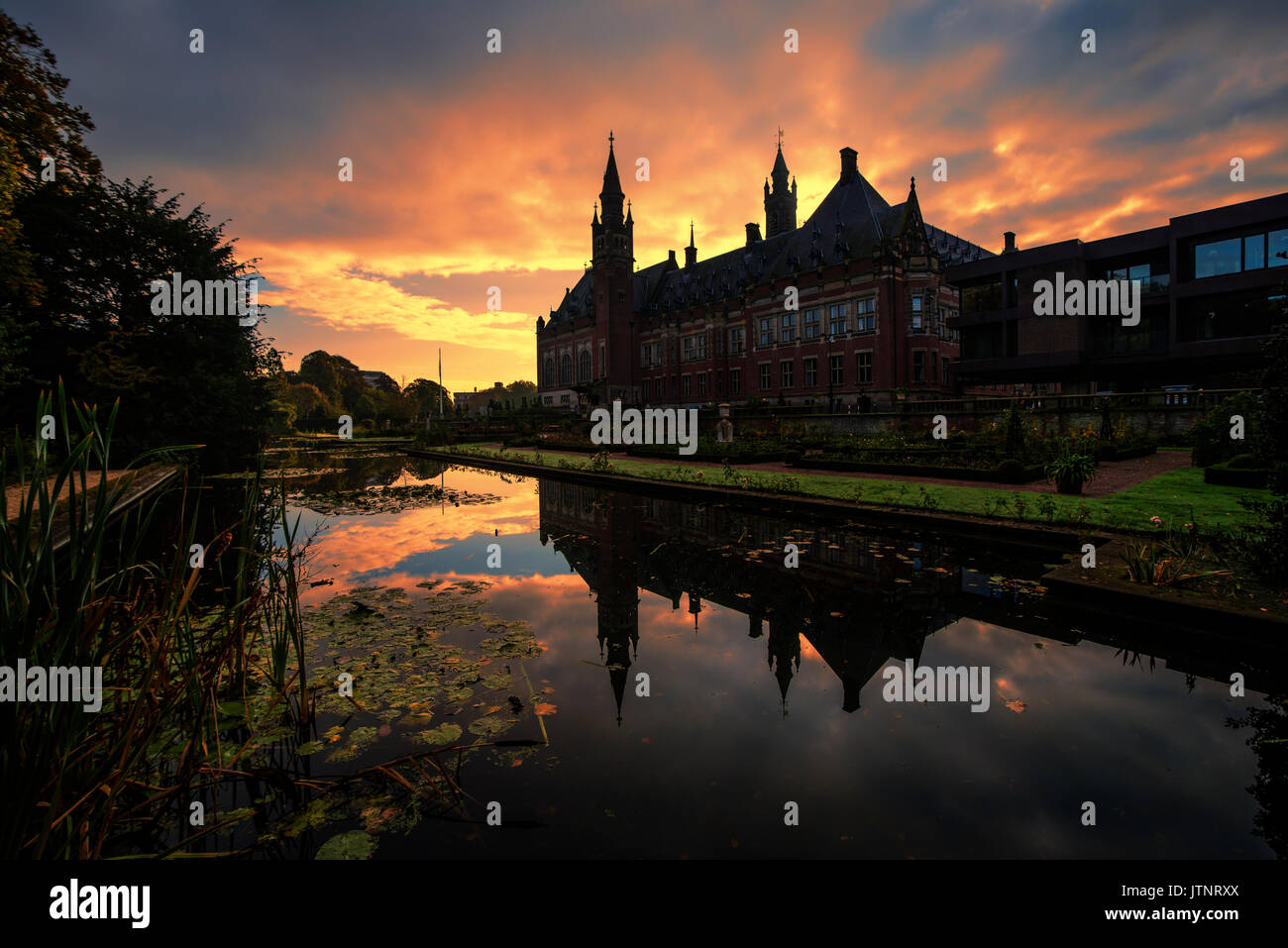 Schönen Sonnenaufgang auf dem Friedenspalast, Sitz des Internationalen Gerichtshofs in Den Haag, Niederlande. Stockfoto