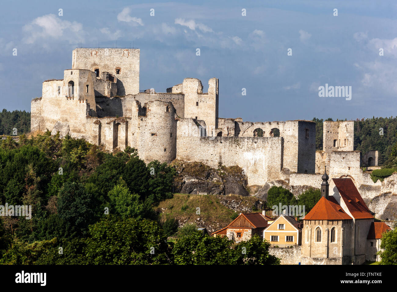 Schloss Rabi, Ruinen der mittelalterlichen gotischen tschechischen Burg in Landschaft, Tschechische Republik Stockfoto