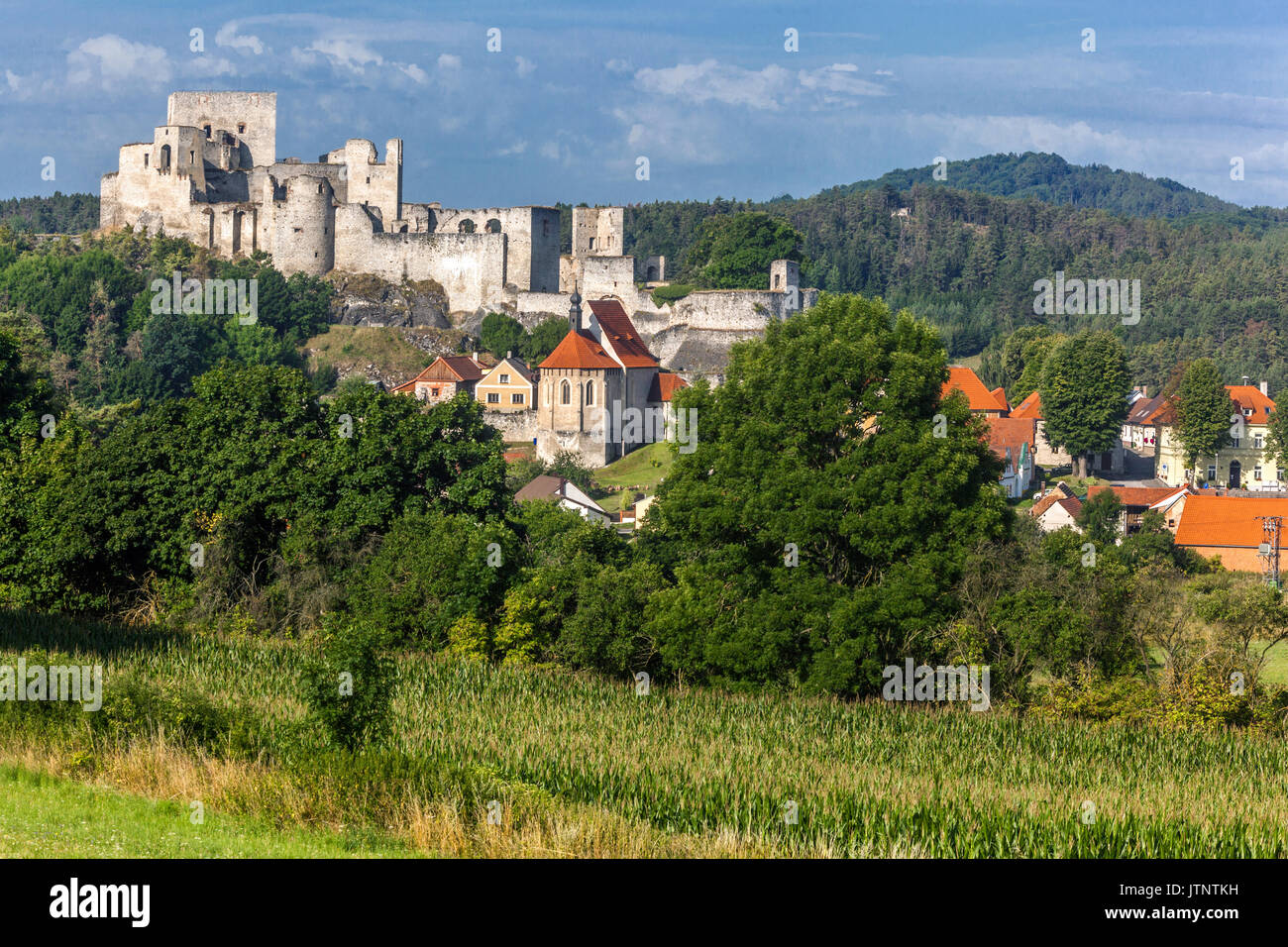 Tschechische Landschaft mit einem ländlichen Dorf unter der Burg Rabi Ruinen mittelalterliche gotische Burg größte in der Tschechischen Republik Stockfoto