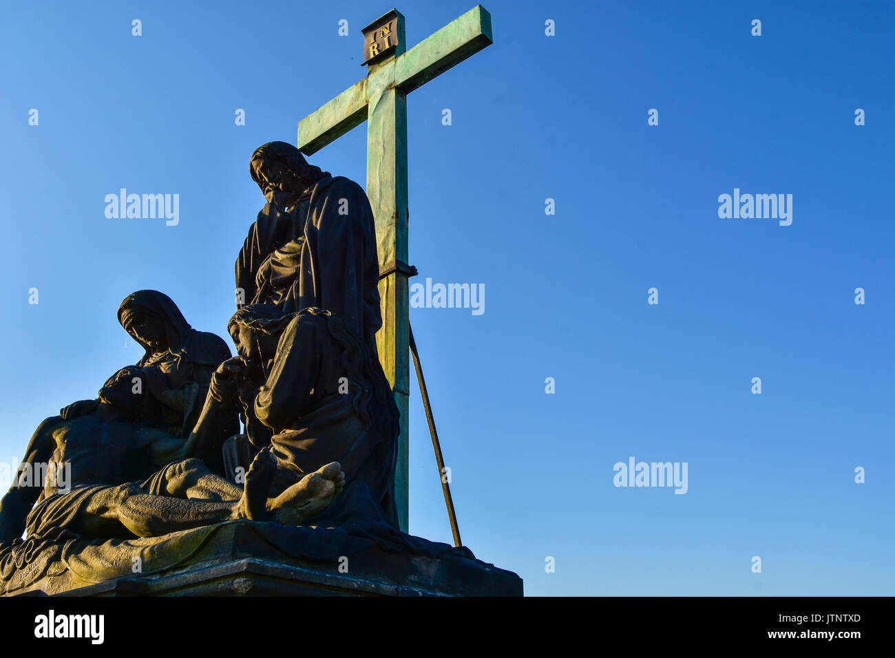 Die Pieta auf der Karlsbrücke in Prag, Tschechische Republik Stockfoto