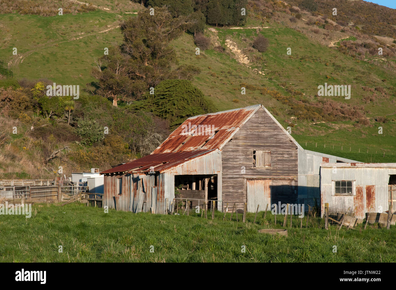 Verfallenen Bauernhof Gebäude am Glenduan auf der Tasman Bay Küste außerhalb Nelson, Neuseeland Stockfoto