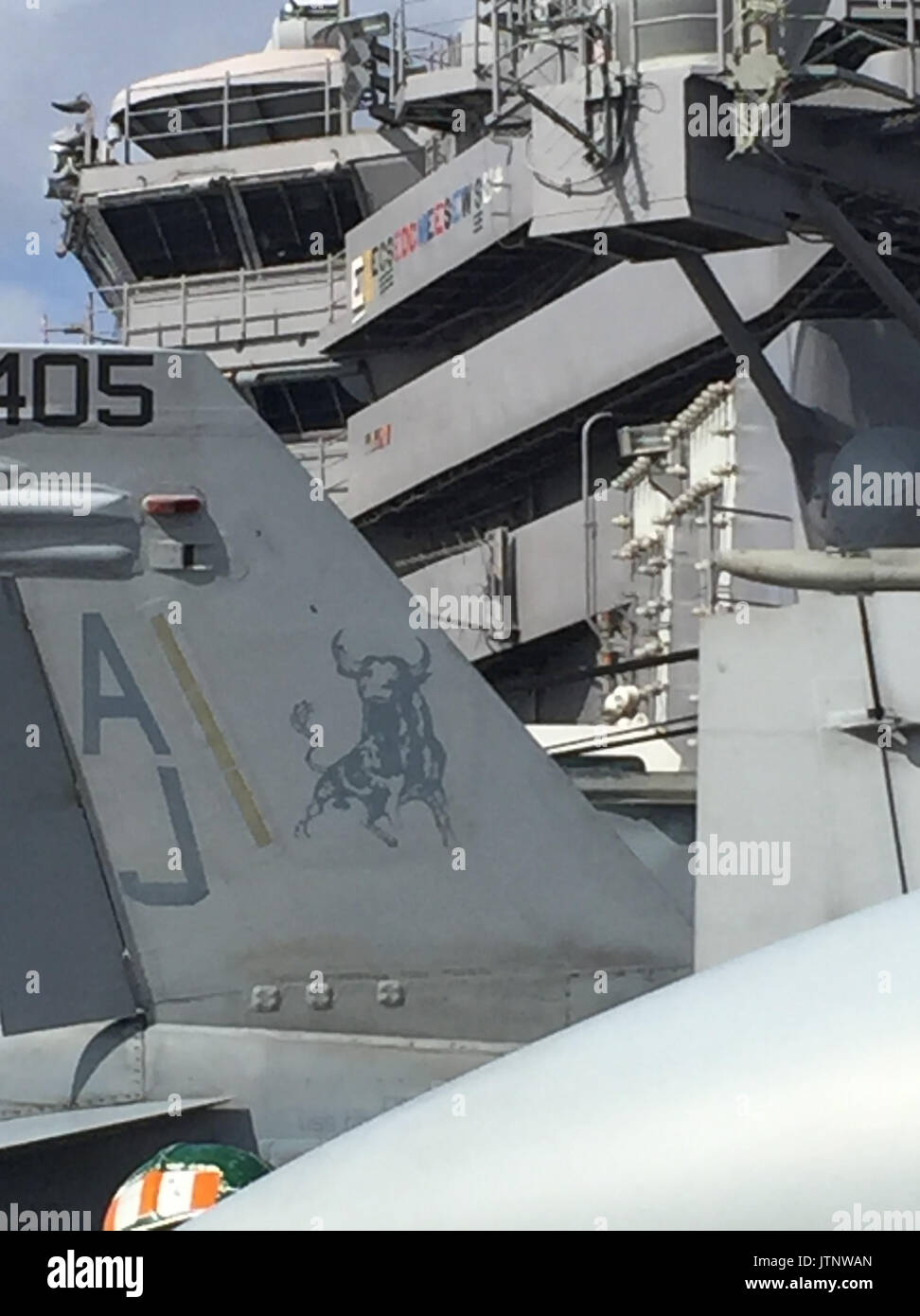 Eine F-18 Jet auf dem Flugdeck der US Navy Flugzeugträger der Nimitz-Klasse USS George H.W. Bush vor der Küste Schottlands während der Übung Sächsische Krieger. Stockfoto