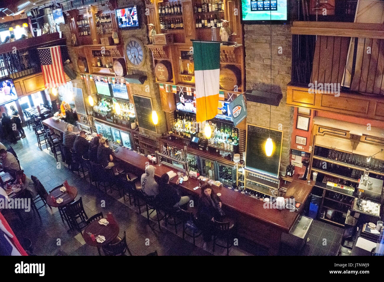 Geräumige Old Irish Pub auf W 36th Street, Einrichtung unverändert als Garment District gentrifizierten Büros & Wohntürme unter niedrigen Herstellung zugeben Stockfoto