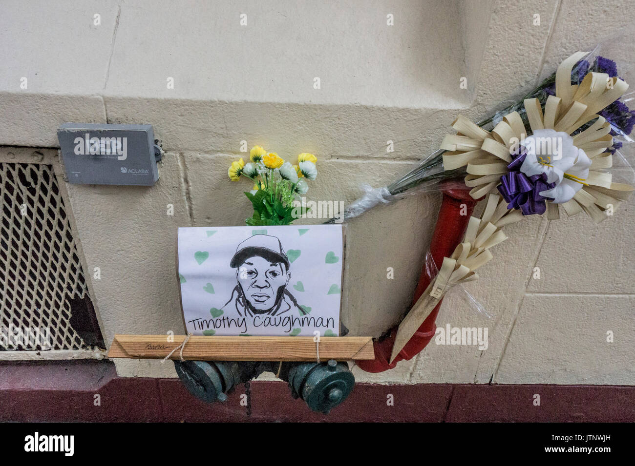 Denkmal zu Ehren schwarze Opfer von Verbrechen aus Hass gehören hervorragende Tinte Portrait von seinen düster-Gesicht befestigt auf 36th Street NYC Garment District, Standrohr Stockfoto