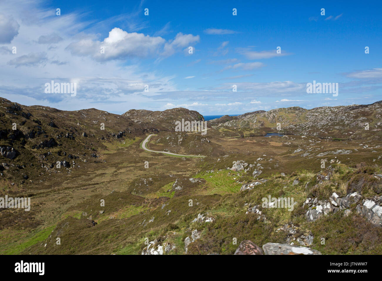 Riesige zerklüftete Landschaft mit engen Straßen schlängeln durch die Rocky Mountains von Lochinver in Kylescu in Schottland Stockfoto