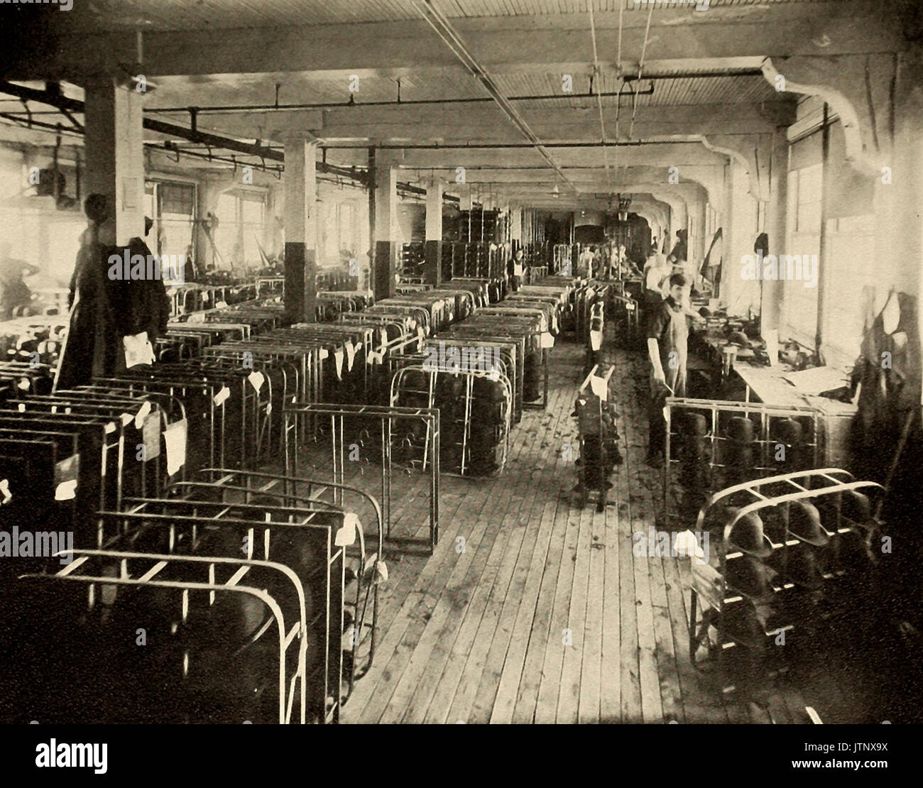 Ein weiterer Teil der steifen Hut schlichten Zimmer, Hutfabrik, ca. 1900 Stockfoto