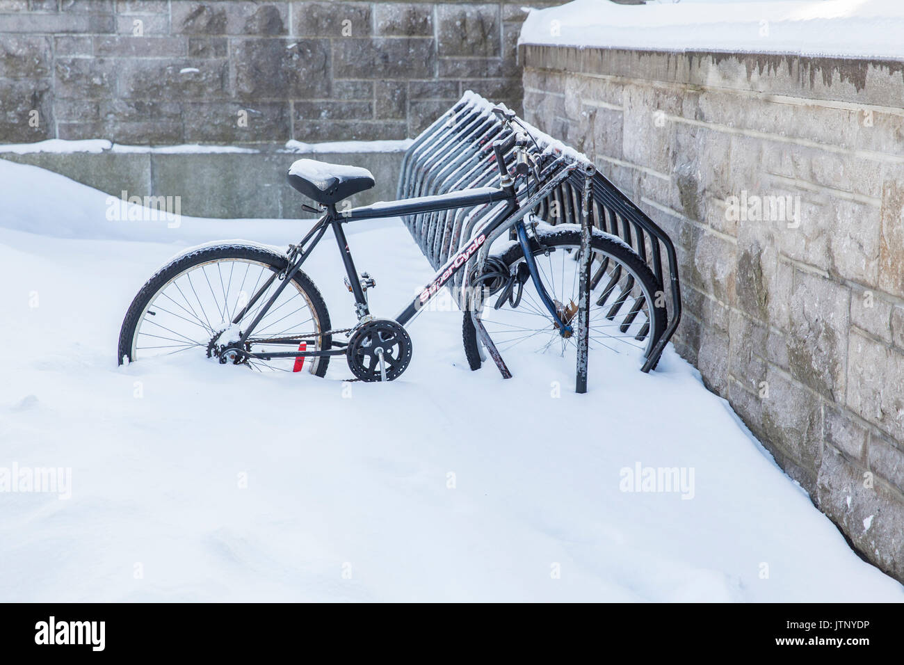 Fahrrad eingefroren in Schnee und Eis für den Winter Stockfoto