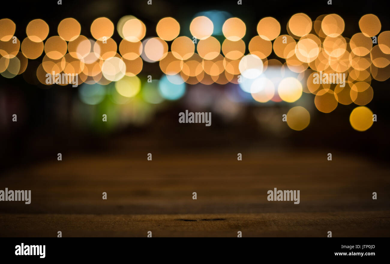 Holz Tisch und Hintergrund ist Bokeh auf der Nacht. Stockfoto