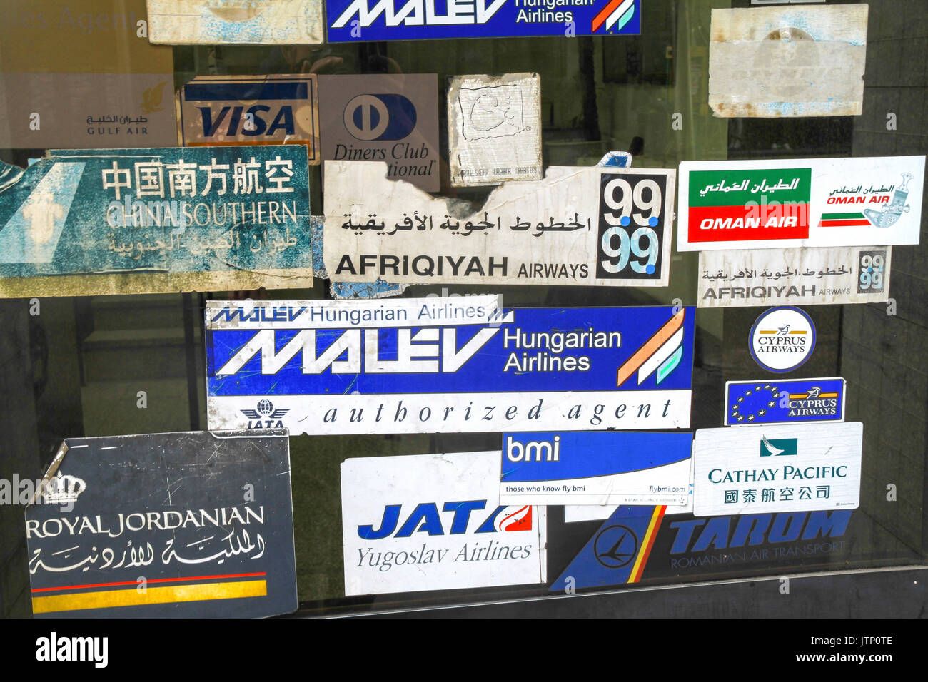 MALEV, JAT, AFRIQIYAH, Cathay Pacific, Royal Jordanian Oman Air und andere Logos von verschiedenen Fluggesellschaften. Reisebüro Fenster Kairo Ägypten Stadtzentrum Stockfoto