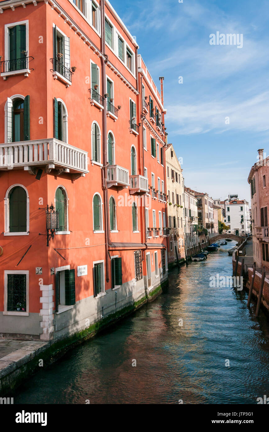 Kanal gesäumt mit historischen venezianischen Architektur mit einer Brücke im Hintergrund Stockfoto