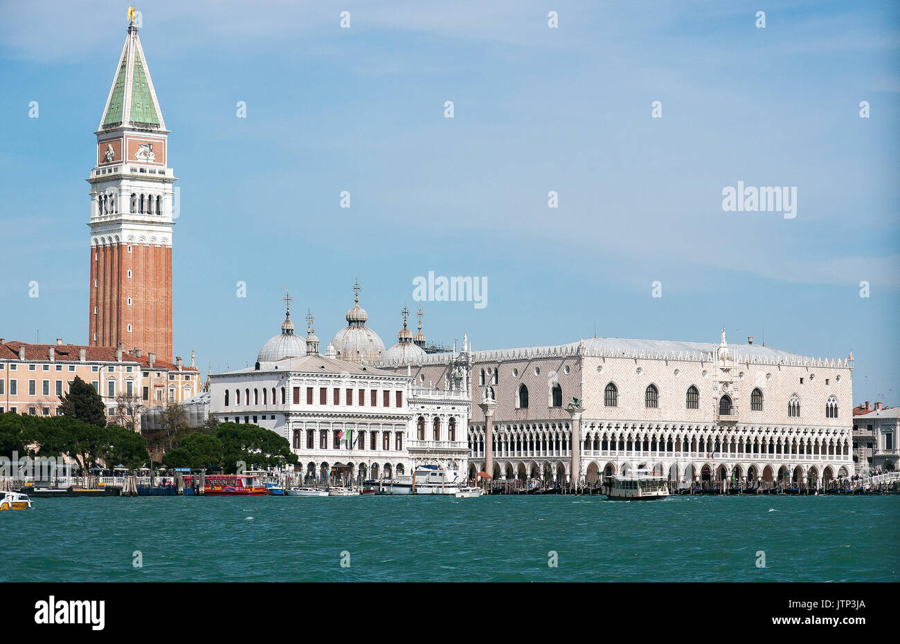 Waterfront Blick über den Canal Grande in Venedig mit dem Campanile und Dogenpalast Stockfoto