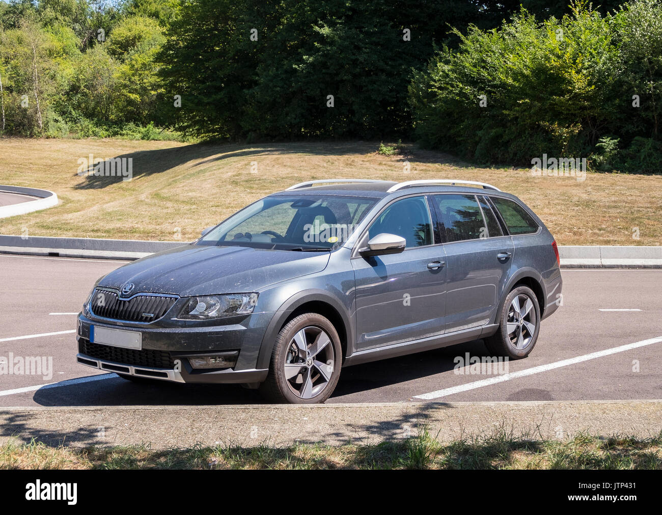 RHD Skoda Octavia Scout 4x4 Kombi mit Crit Air Kategorie 2 gelber Anti-Verschmutzung Windschutzscheibe Aufkleber, geparkt in Französisch Autobahn aire Stockfoto