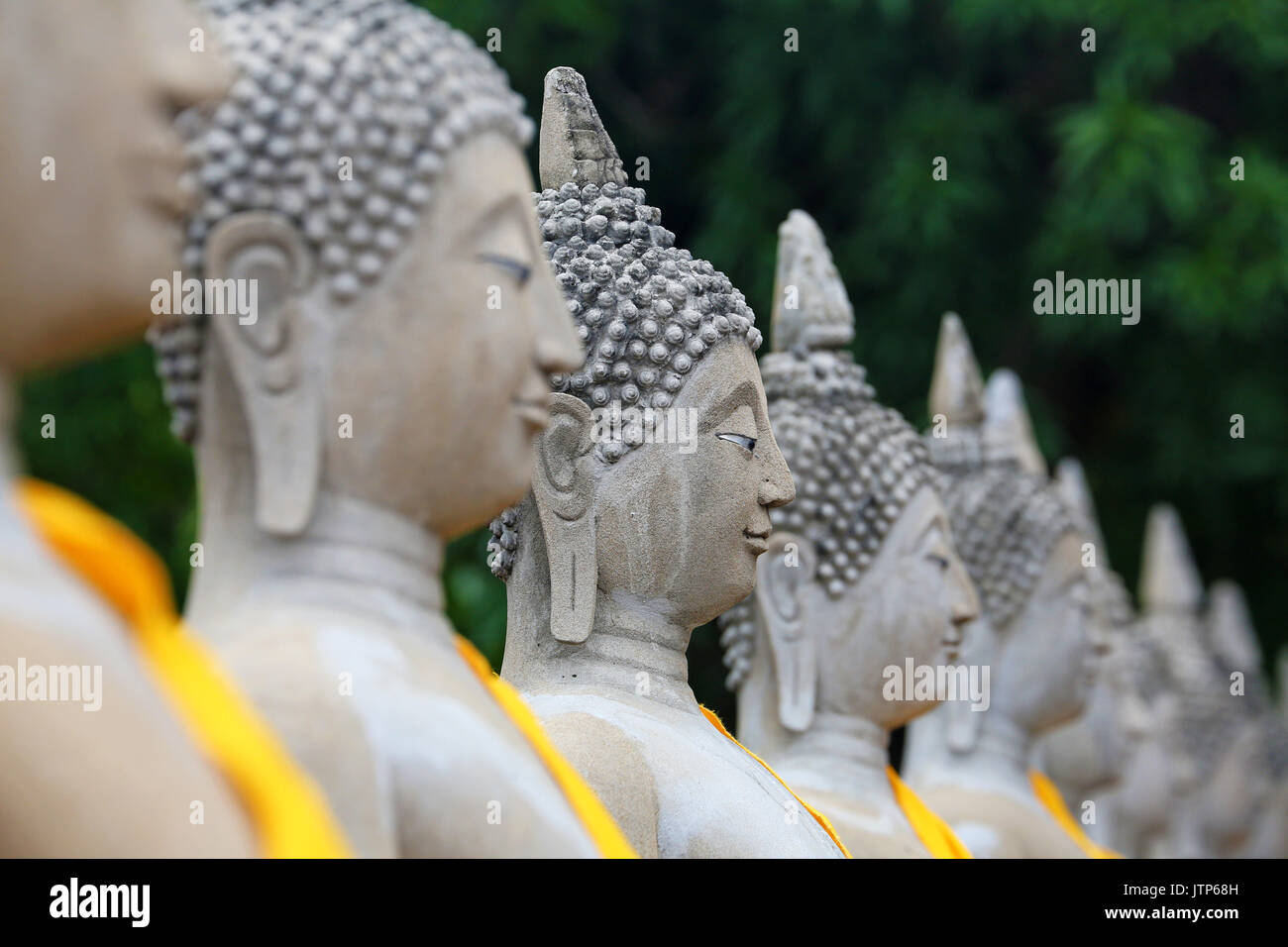 Reihe von Buddha Statuen am Wat Yai Chaimongkol Tempel, Ayutthaya, Thailand Stockfoto