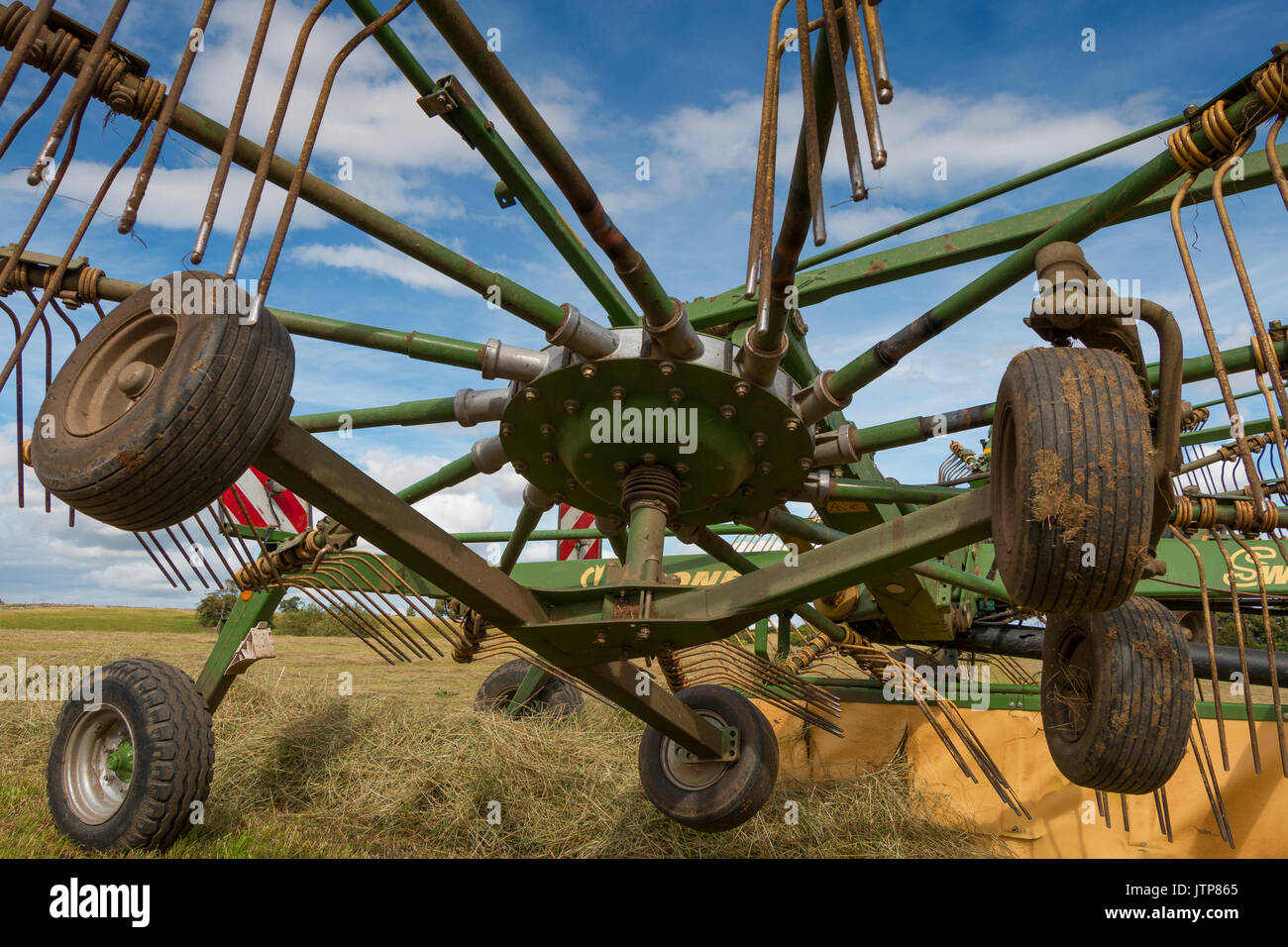 Landmaschinen - KRONE Swadro Twin Rotor Center Lieferung Rake Closeup August 2017 Stockfoto