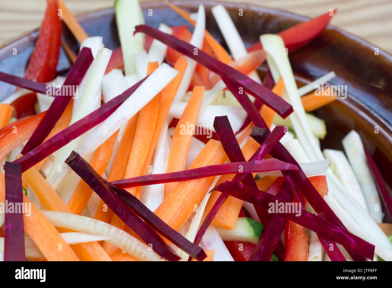 Mehrfarbige gehacktes Gemüse auf dem Teller selektiven Fokus Stockfoto