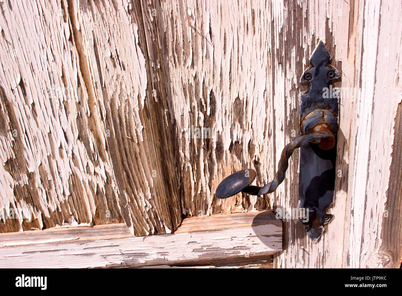 Tür. Alte Klappe und Knopf. Holz und Metall. Stockfoto