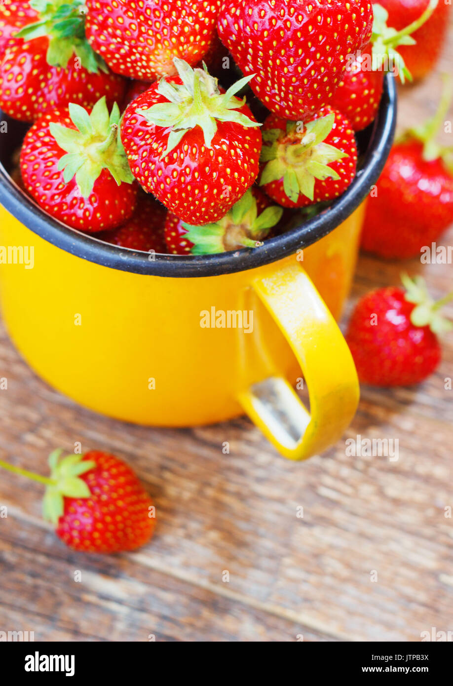 Erdbeergarten rustikalen Cup Sommer Essen gelbe Metall dunklen Hintergrund selektiven Fokus Stockfoto