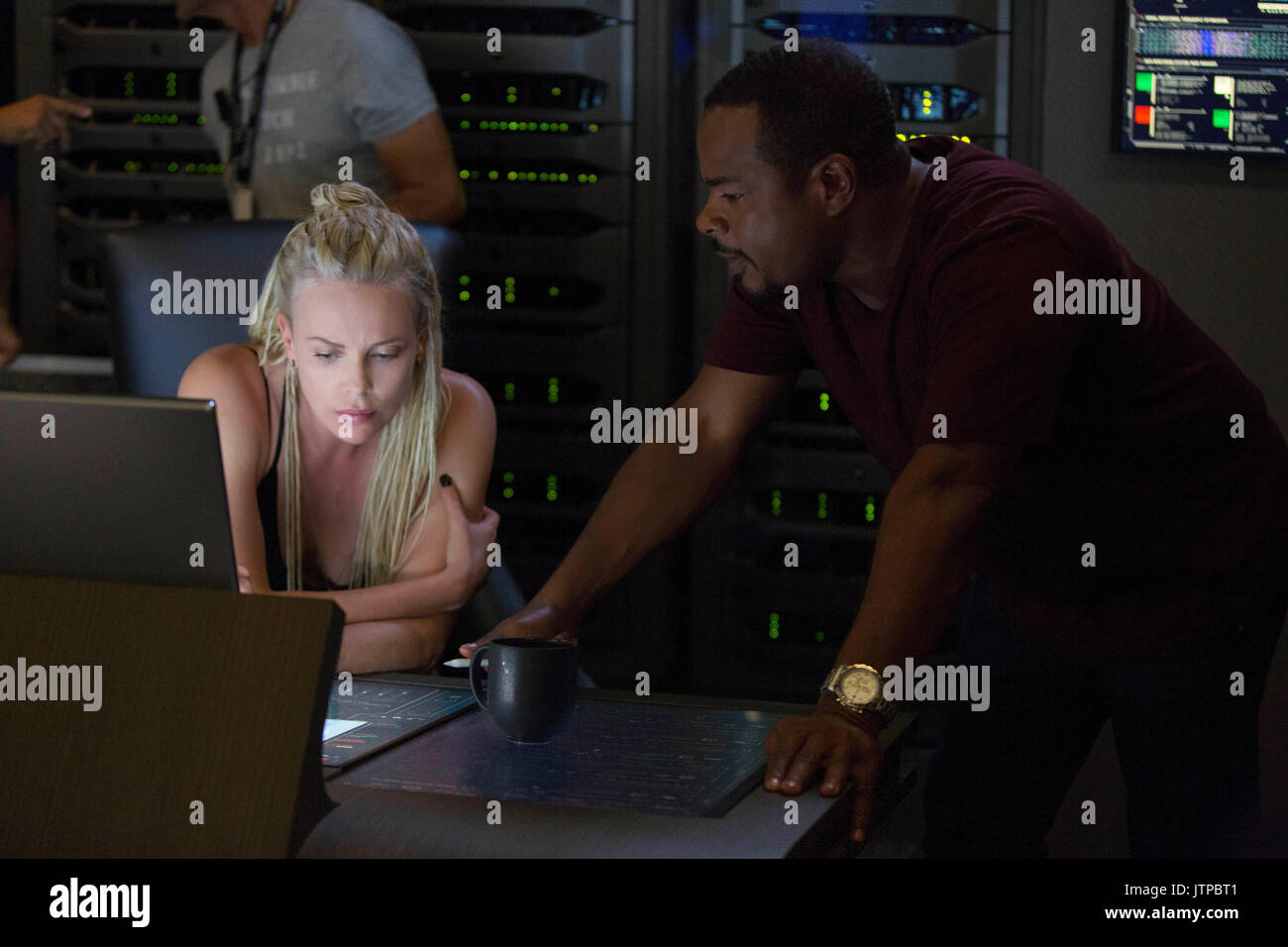 RELEASE DATE: April 14, 2017 TITEL: Das Schicksal der wütenden Studio: Universal Pictures Regie: F. Gary Gray PLOT: Wenn eine geheimnisvolle Frau verführt Dom in die Welt der Verbrechen und Verrat an denen ihm am Nächsten, die Crew der Prüfungen, die Prüfung wird wie nie zuvor in den Hauptrollen: Charlize Theron. Credit Bild: © Universal Pictures/Entertainment Bilder) Stockfoto